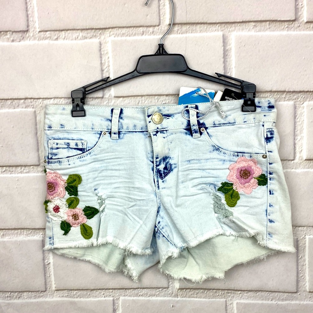 YMI acid wash white jean shorts w/embroidered flowers NWT JUNIORS SIZE 5 and 11
